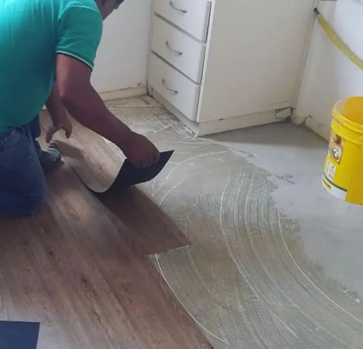 Instalação de piso vinílico por profissional